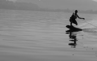 爱游戏中国官方登录入口网站-“宽板滑水：东三叉湖赛场见证新一代水上运动的崛起”